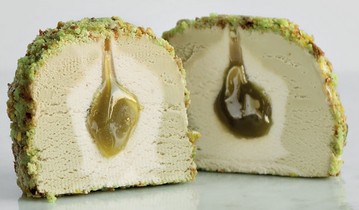 Pistacchio and almond ice cream covered and filled with pistacchio crumb